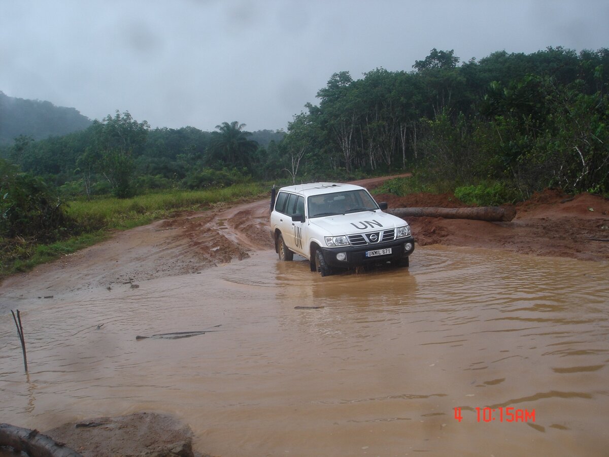 Это, конечно, не Киншаса. Но в ее пригородах именно по таким дорогам приходилось передвигаться...