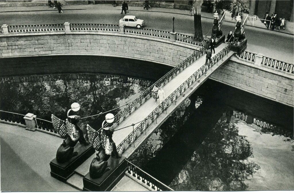 Банковский мостик
Б. Рабинович, май 1972, г. Ленинград, наб. канала Грибоедова, из архива Александра Николаевича Одинокова.