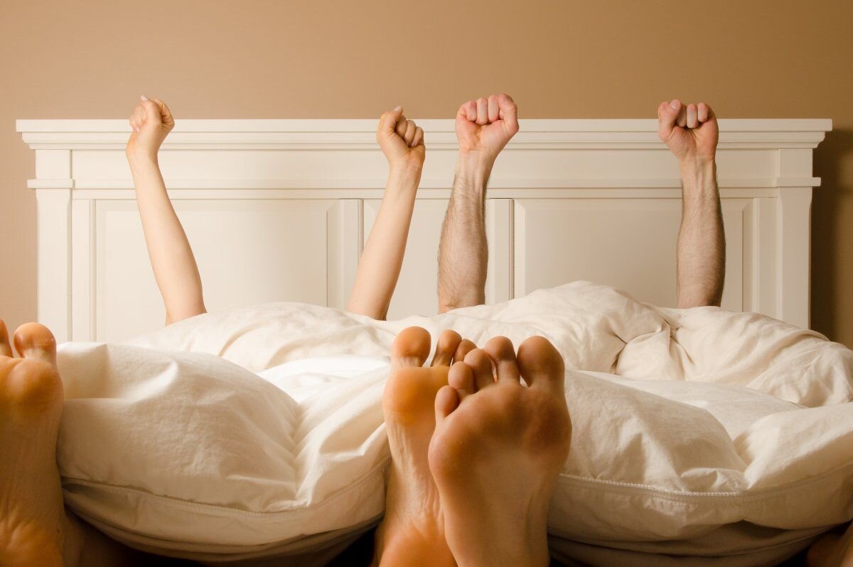 Мужские ноги на кровати