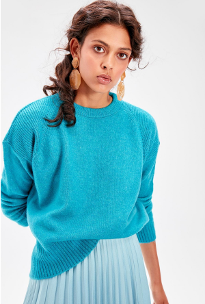 Согреваемся в межсезонье: покупаем женский свитер в интернет-магазине
