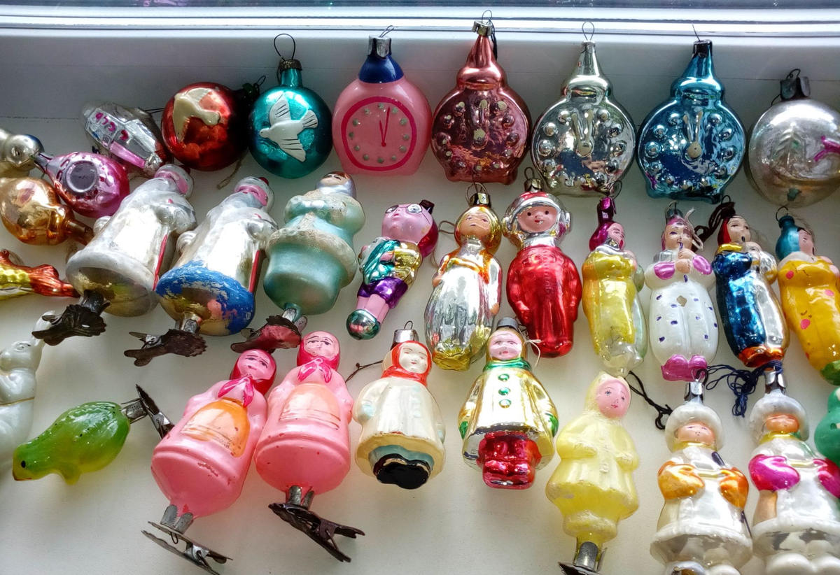 старинные стеклянные елочные игрушки. старинные новогодние игрушки. выставка елочных игрушек сергея романова. старинные елочные игрушки. старинные игрушки на елку.