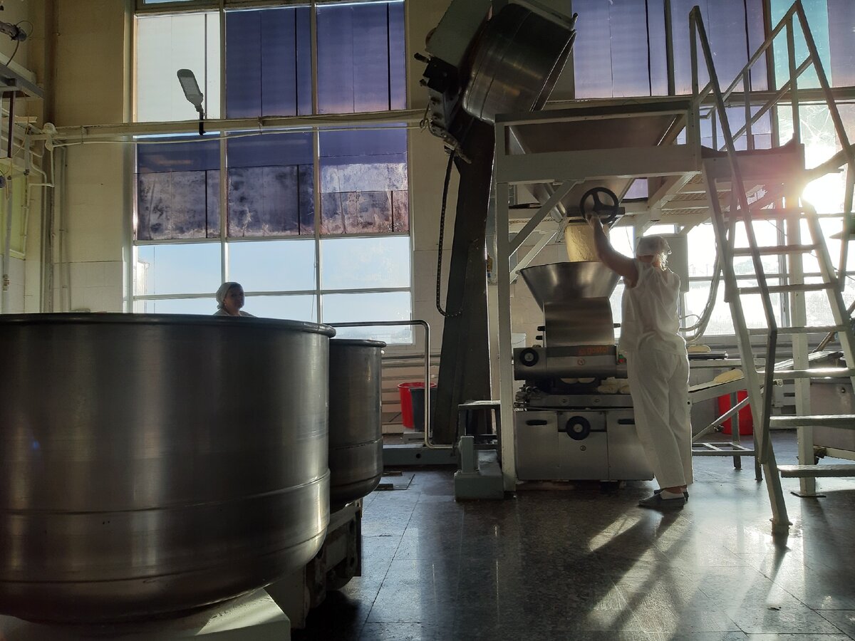 Закладка теста для батонов в тестоделительную машину на заводе «Юг Руси»