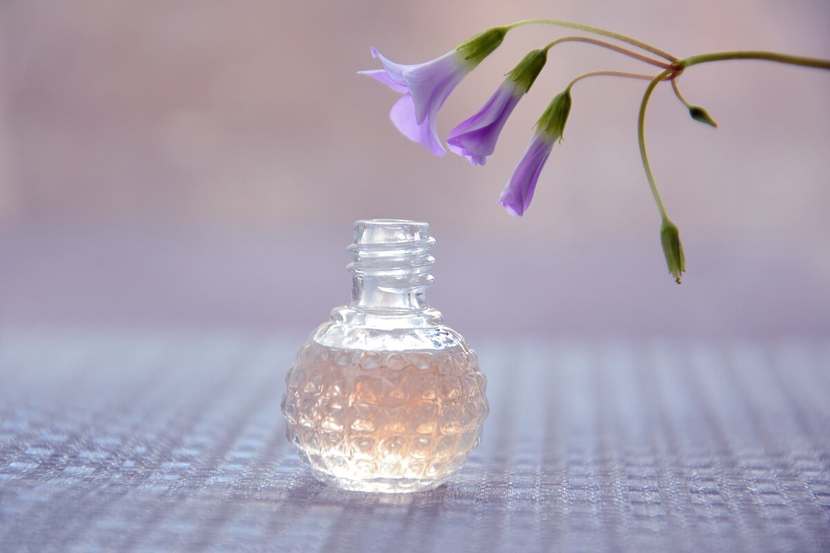 https://pixabay.com/photos/perfume-aroma-bottle-freshness-4148638/