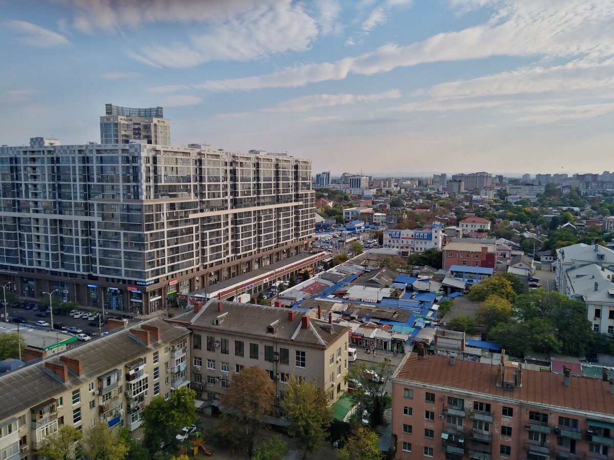 Вид из нашего окна в центре города. Фото из личного архива