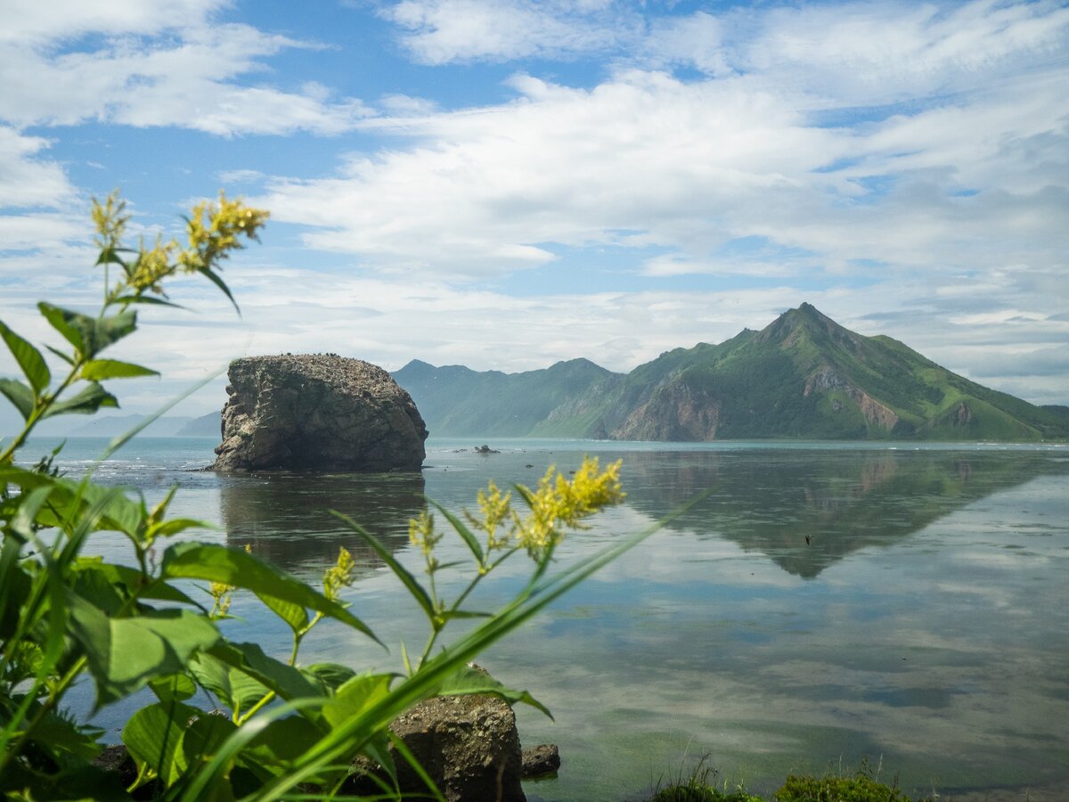 В Тихой бухте царят тишина и безмятежность. Не зря она получила такое название.