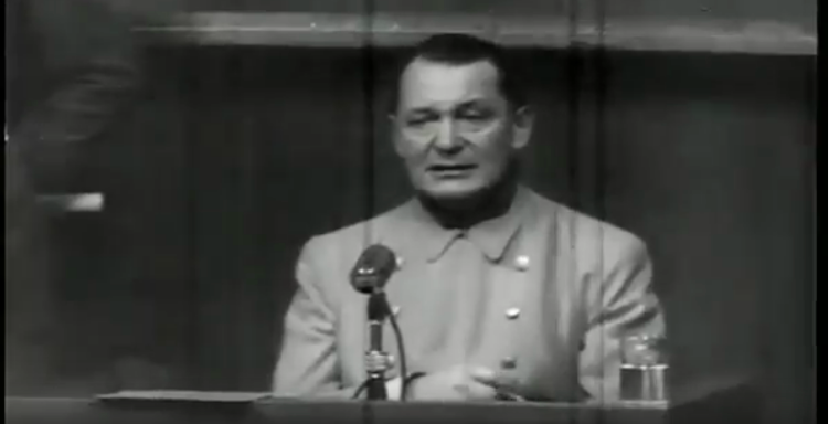 Допрос Германа Геринга на Нюрнбергском трибунале. 
Герман Геринг - один из руководителей военных операций нацистской Германии. Признан виновным и приговорен к смертной казни, 16 октября 1946 года совершил самоубийство.