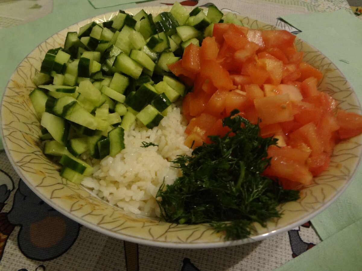 Салат из риса с майонезом и укропом