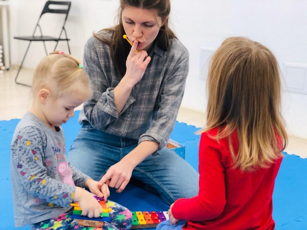 Анжела Бондарева на занятии в студии "Дом совы"