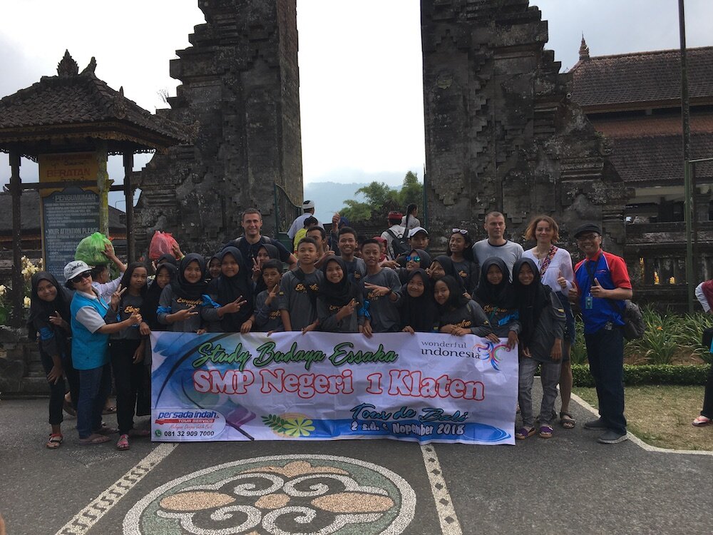 Я на с индонезийскими детьми на Бали (слева)