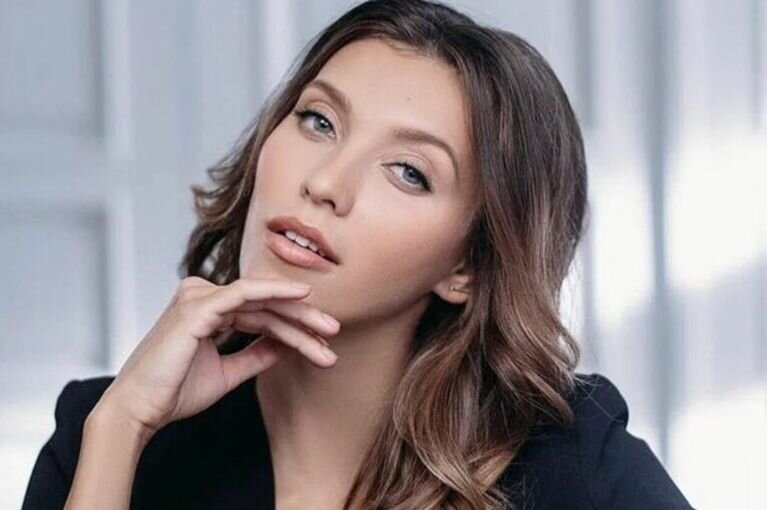 Телеведущая Регина Тодоренко улетела в отпуск вместе с сыном на Мальдивы. Поклонники сразу же заметили отсутствие её супруга Влада Топалова на совместных снимках с отдыха. Фанаты Регины предположили, что в отношениях звезд наступил кризис,и засыпали девушку вопросами о том, где ее муж и что твориться у них в отношениях. Звезда «Орла и решки» опубликовала длинный пост на своей странице в Instagram, где ответила на волнующую всех тему.                           «Он работает, как и все остальные отцы, которых дети видят уставшими и вымотанными только по вечерам после работы. Такие рамки — последствия общепринятых норм: мама смотрит за ребенком, папа на работе! Отсюда дисгармония женской и мужской энергии, которую впитывает малыш с детства», — написала Регина.