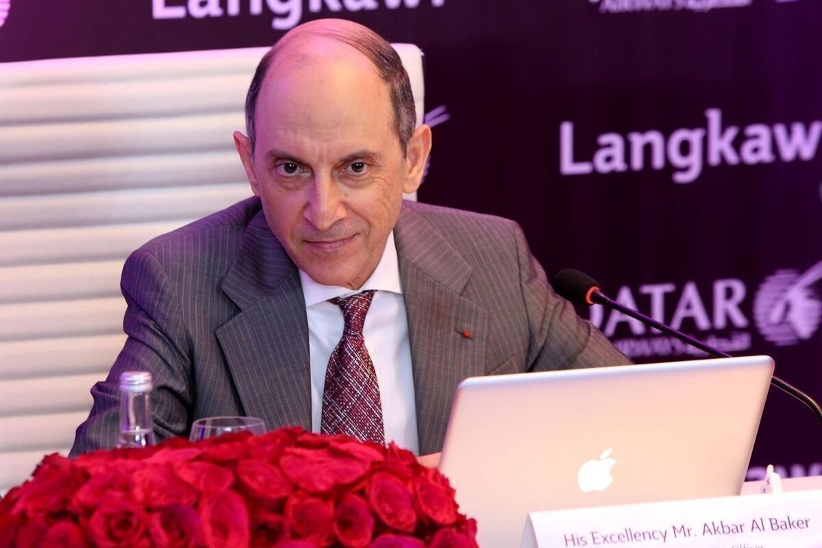 Акбар аль-Бакер управляет Qatar Airways с 1997 года; при нём авиакомпания превратилась из небольшого перевозчика с четырьмя самолётами в глобального игрока. Правда, полная финансовая отчётность никогда не публиковалась