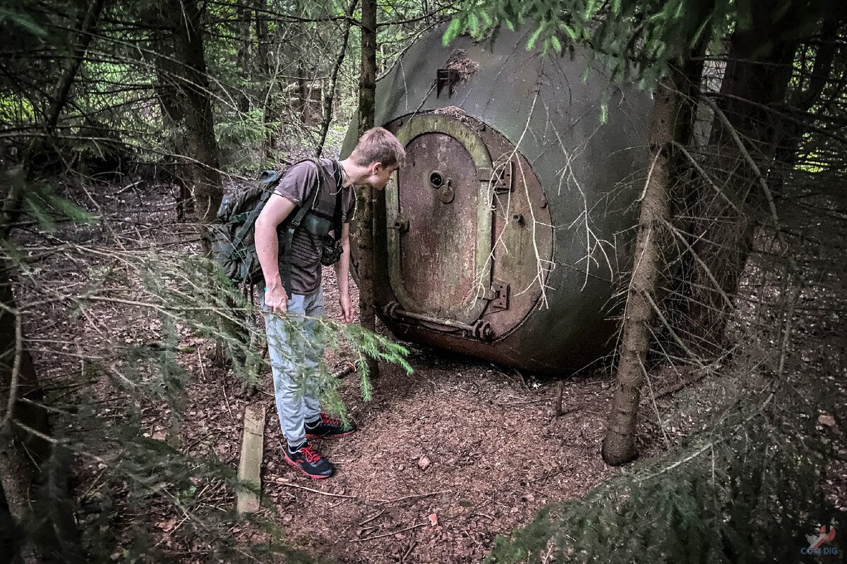 В диком лесу нашел стальной цилиндр с закрытой бронированной дверью. Но внутрь мы все равно попали