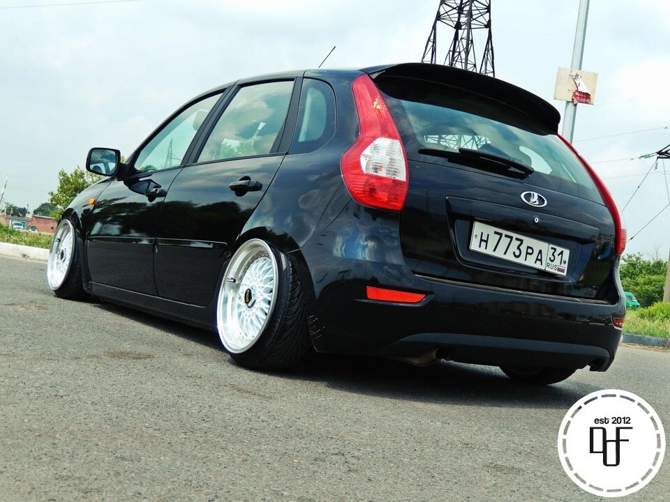 Начнем с отечественной модели Lada Kalina, которая за озвученную сумму будет иметь пробег менее 100 тыс. км и год выпуска примерно с 2010 по 2012-й. Под капотом «Калины» первого поколения располагались бензиновые мотор на 1.4 и 1.6 литра мощностью от 80 до 98 «лошадей». Все они агрегатировались с 5-скоростной «механикой».Автомобиль доступен в кузовах хетчбэк и универсал, и в «жирных» комплектациях имел кондиционер, две подушки безопасности, подогрев сидений и т.д. К плюсам модели можно отнести хорошую приспособленность к нашим дорогам, дешевое обслуживание и доступность запчастей. А вот салон и управляемость у «Калины» на любителя.