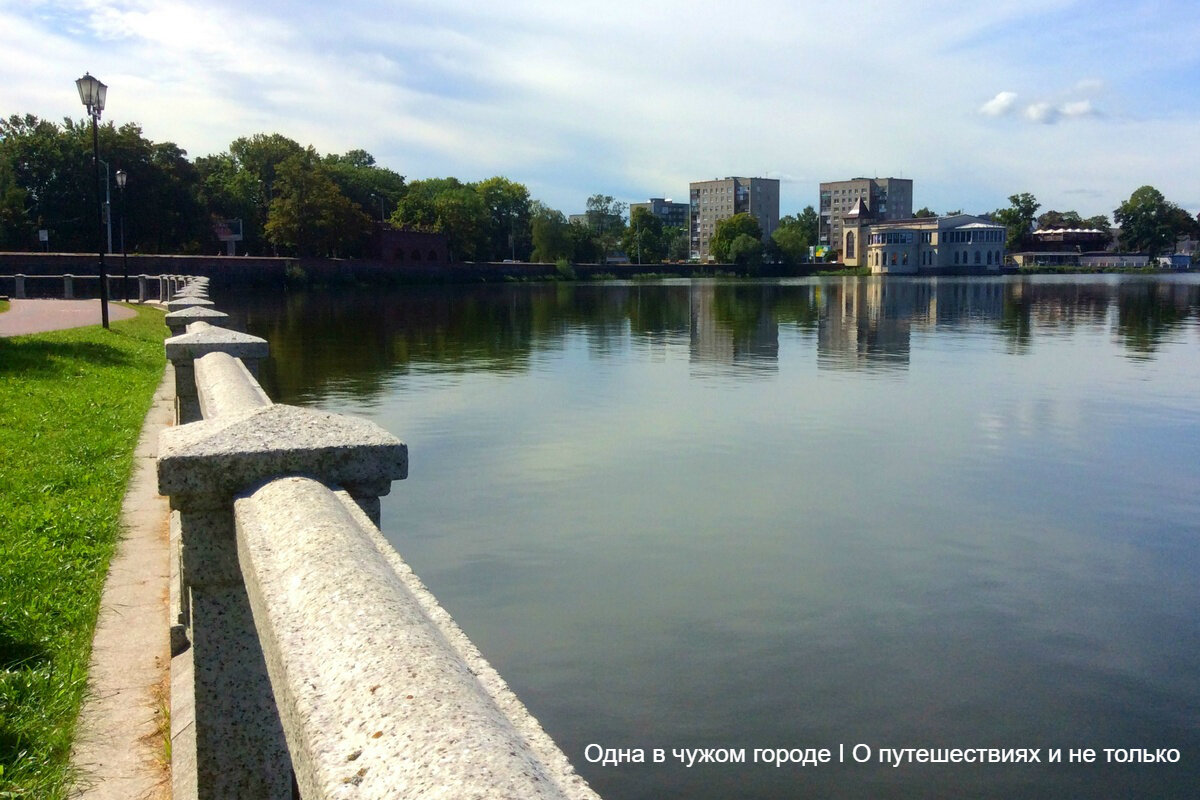Вплоть до начала XX века Верхний пруд находился за пределами Кёнигсберга. В 1850-х гг. он стал частью оборонительного кольца города, на его берегах воздвигли две башни – Врангеля и Дона. Оба этих сооружения дожили до наших дней (в башне Дона сейчас размещается Музей янтаря, башня Врангеля находится в стадии реставрации).