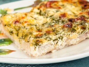 Рыбу нарезать небольшими кусочками.Зелень мелко нарезать.Сыр натереть на средней терке.Смешать сливки, сыр, зелень.Рыбу выложить в форму для запекания.Посолить, поперчить.Залить сливочно-сырным соусом.
Поставить в духовку.
Запекать при температуре 180 градусов в течение 35–40 минут.Приятного аппетита!