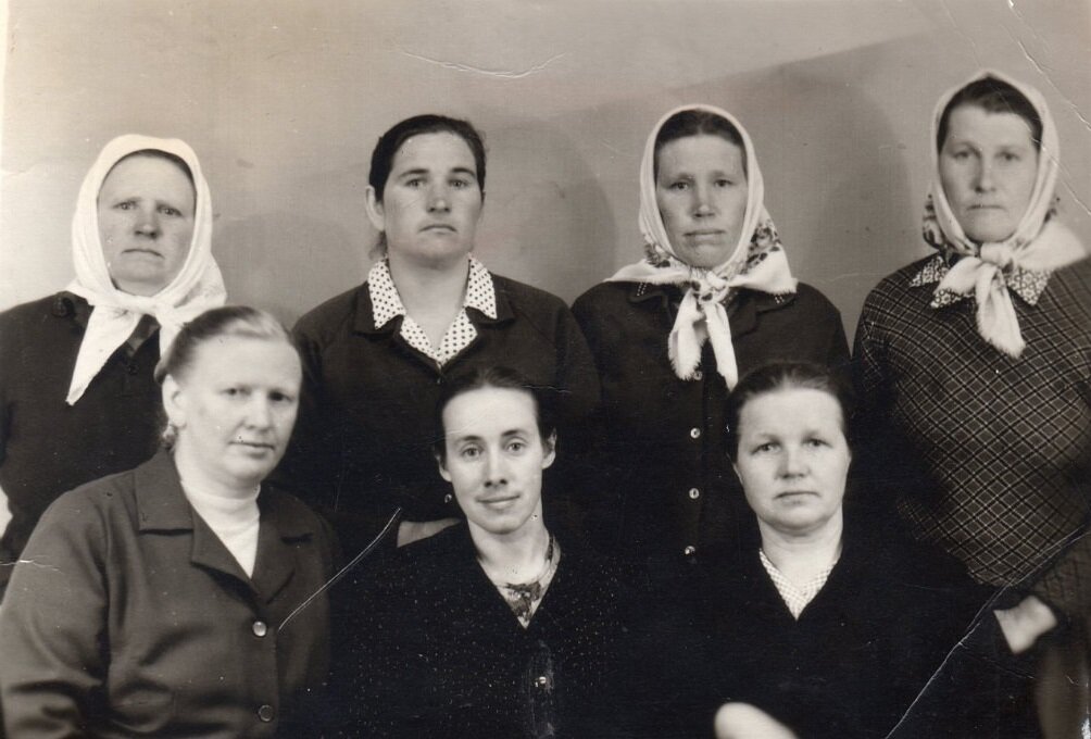 1970-е годы, Соловьёвка, Гладышко Ульяна Петровна (стоит слева)