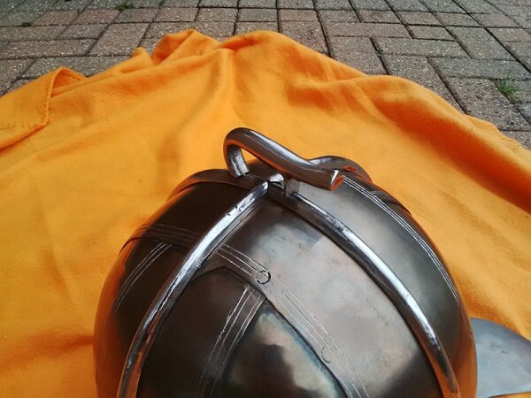 Вид на верхнюю часть шлема, где видно стилизованное изображение кабана из железа