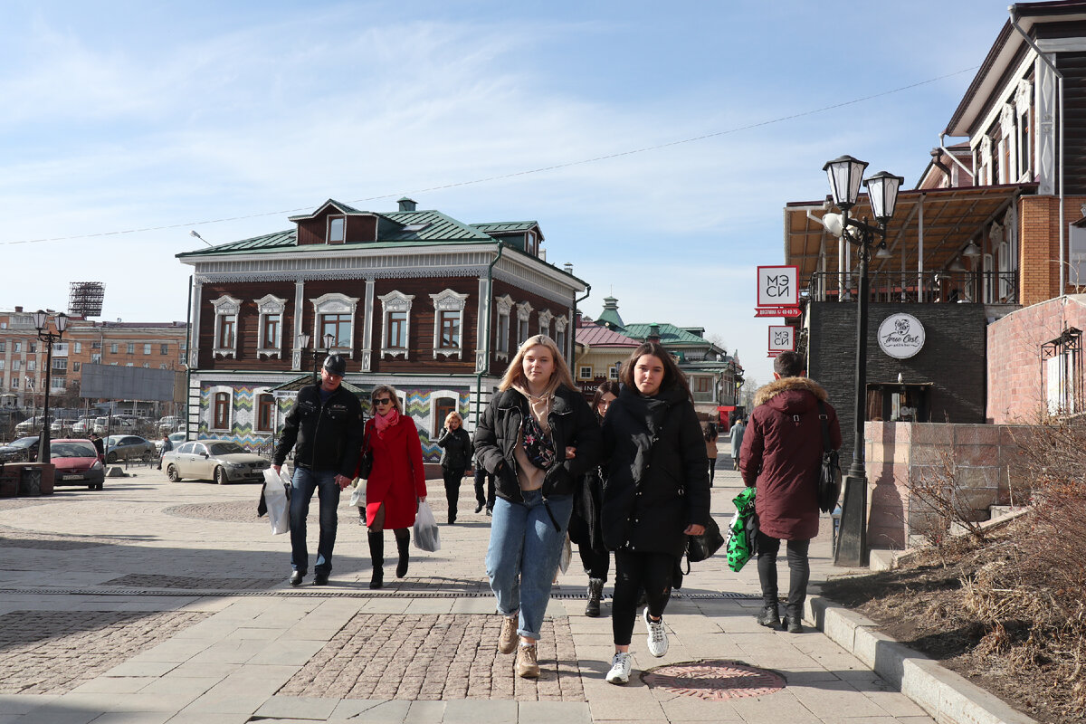 В квартале всегда многолюдно