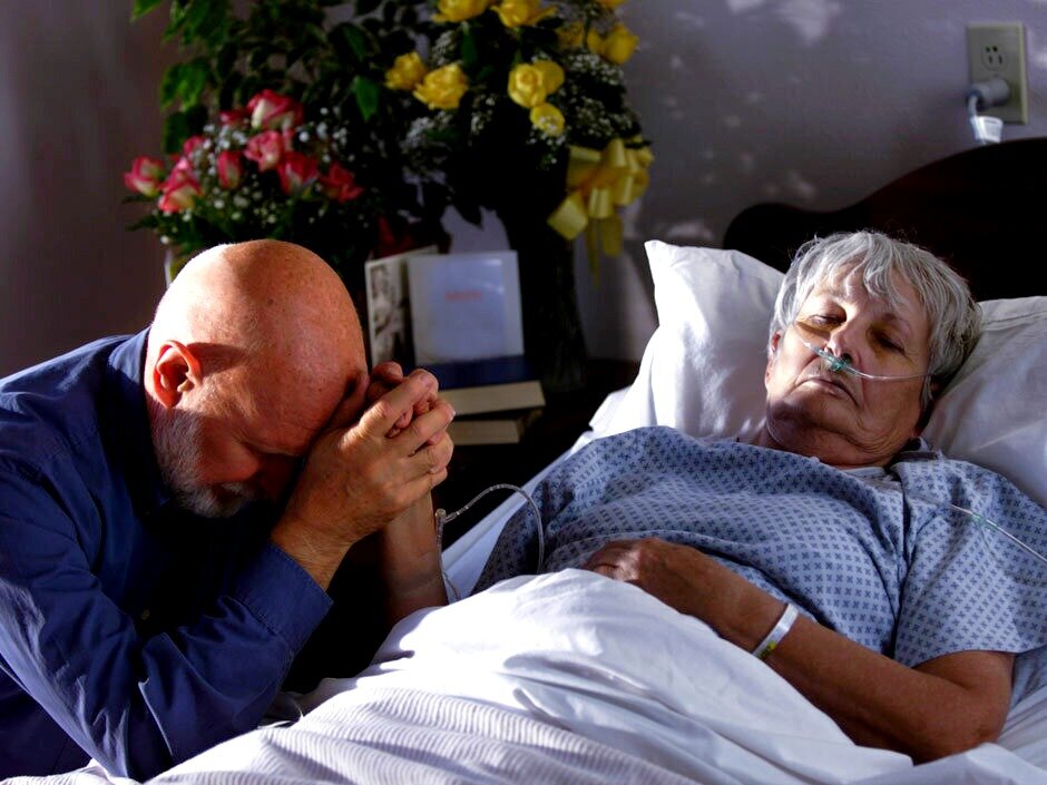 Смерть пожилого человека. Умершие родственники помогать
