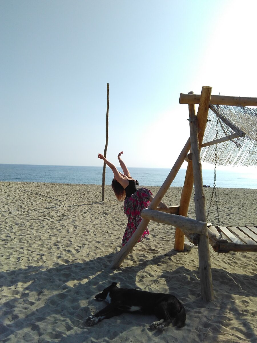 В октябре в Греции прекрасно. Весь пляж был наш.