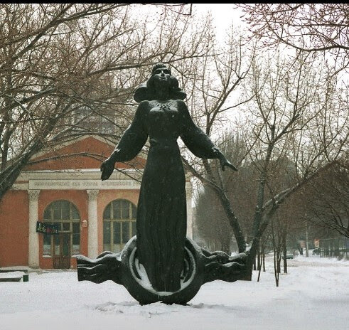 Симметричный памятник ростовчанке *Всесоюзной красоты*