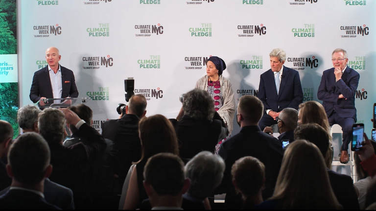 Джефф Безос выступает в понедельник, в Нью-Йорке, объявляя о грантах в размере 1 миллиарда долларов на глобальное сохранение. С ним Амина Мохаммед, заместитель генерального секретаря ООН; Джон Керри, специальный посланник президента США по вопросам климата; и Эндрю Стир, президент Фонда Земли Безоса