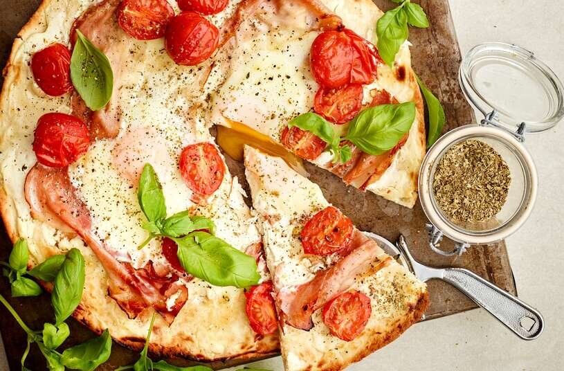 Пицца со сливочным сыром, сливочным яйцом и копченой ветчиной. Используйте готовую пиццу или отличный, легкий хлеб.
