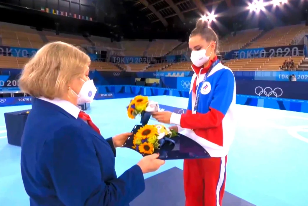 Кузьмина вручает серебро Дине