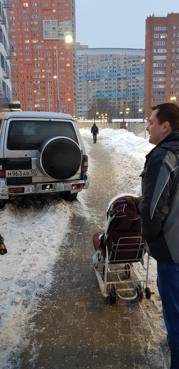 Это авто стояло на этом месте не один день, почистили снег дворники уже позже. Стоим обсуждаем с родителями как проезжать жителям с колясками и санками. 