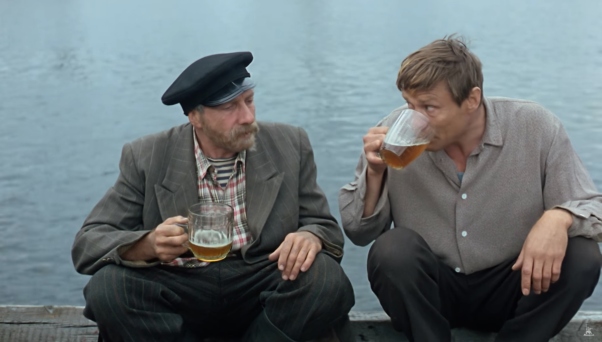 В следующем кадре мы видим, как непьющий Вася, в компании товарища дяди Мити и шести кружек пива, коротает вечер у причала.