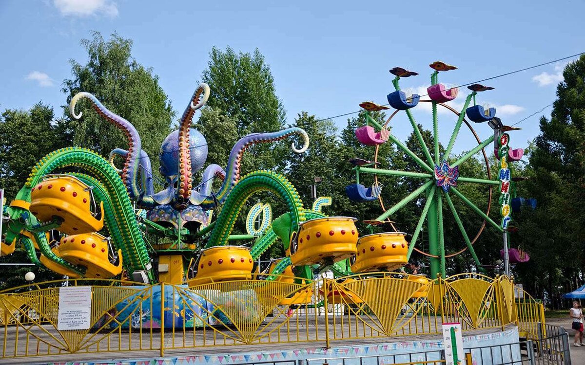 Аттракцион "Осьминог", мои родные и друзья не очень любят его, он так кружит!!!! А мне норм))