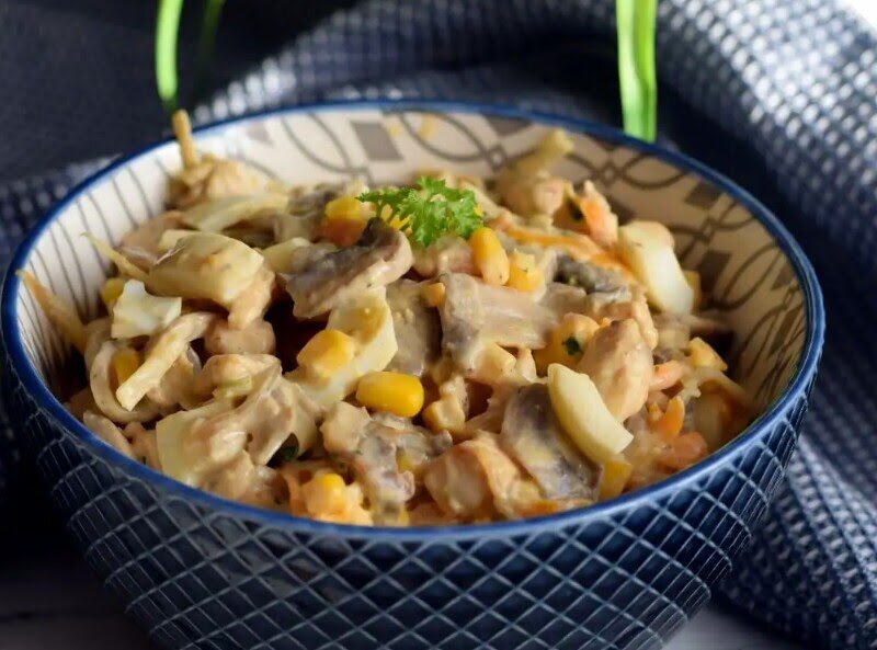 Салат с курицей шампиньонами и ананасами. Курица с ананасами. Жареная курица с грибами и ананасами. Салат с ананасом и курицей и грибами. Салат с ананасом и курицей и грибами.