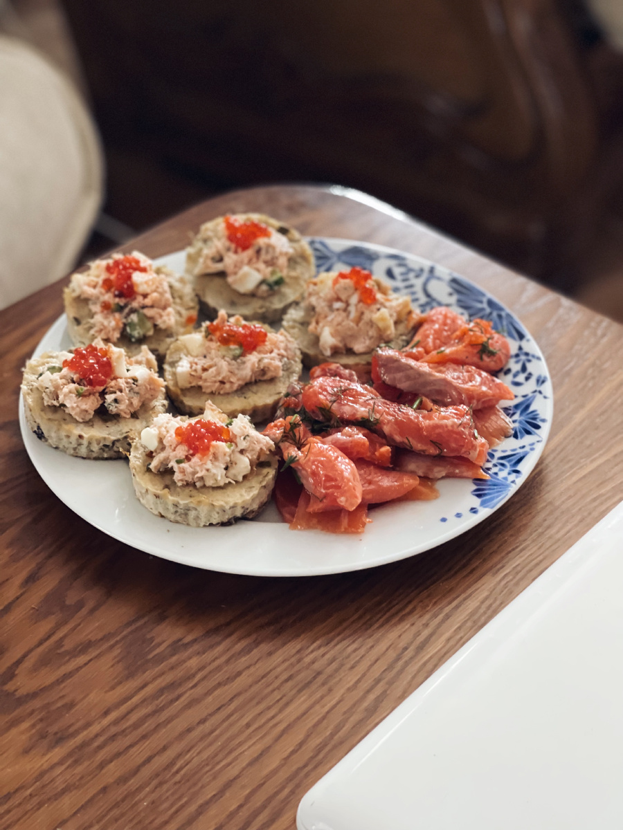 Для подачи взял с/с форель, так же Аля форшмак собственного приготовления и немного красной икры.