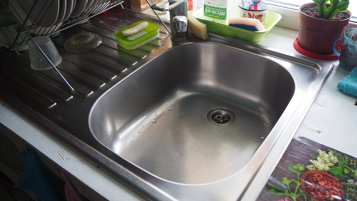 Уже три года обхожусь без сифона под раковиной на кухне и в санузле ...