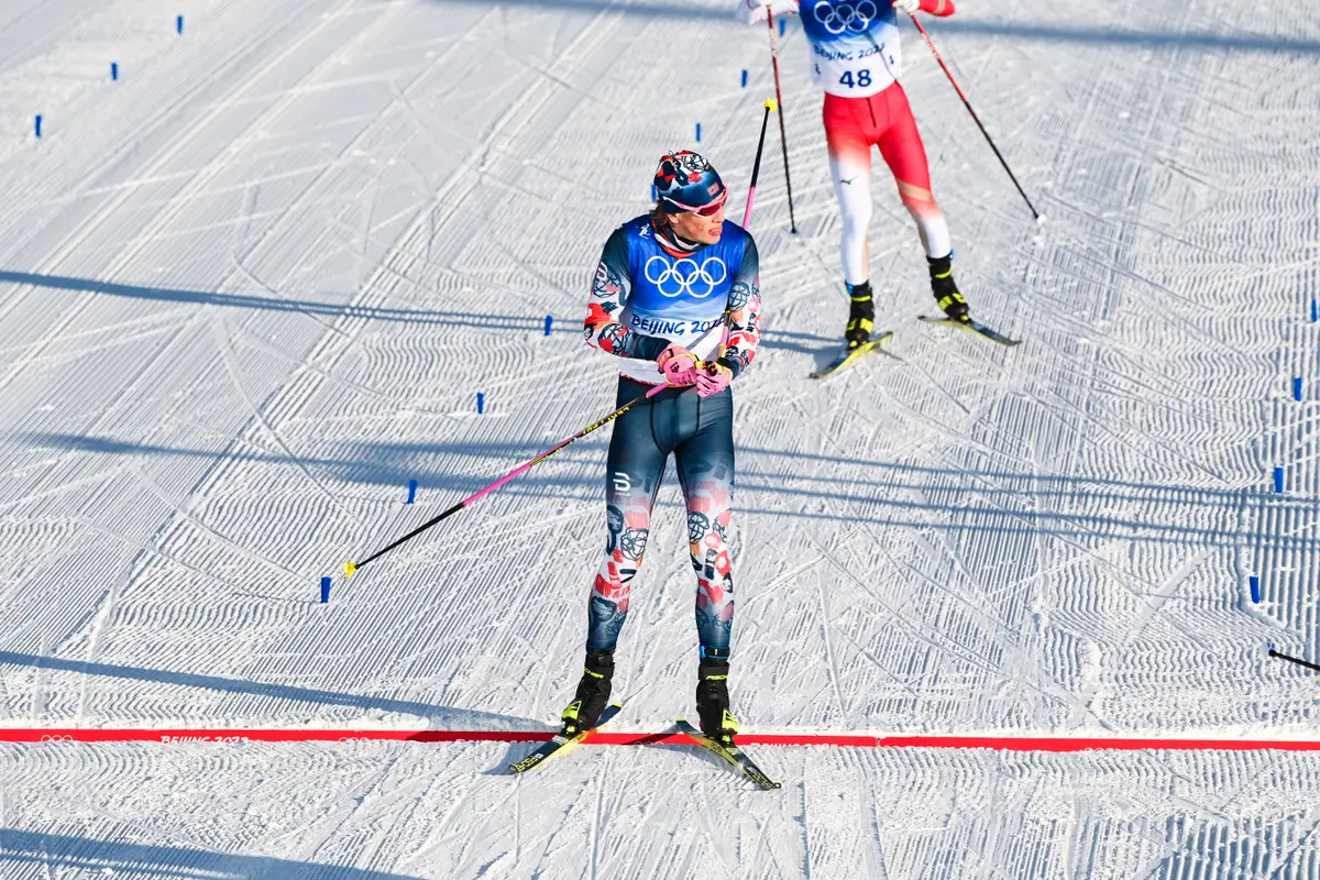 Йоханнес Хёсфлот Клебо (25 лет) был далек от того, чтобы пообщаться с главным соперником Александром Большюновым (25 лет) во время воскресных 30 километров.