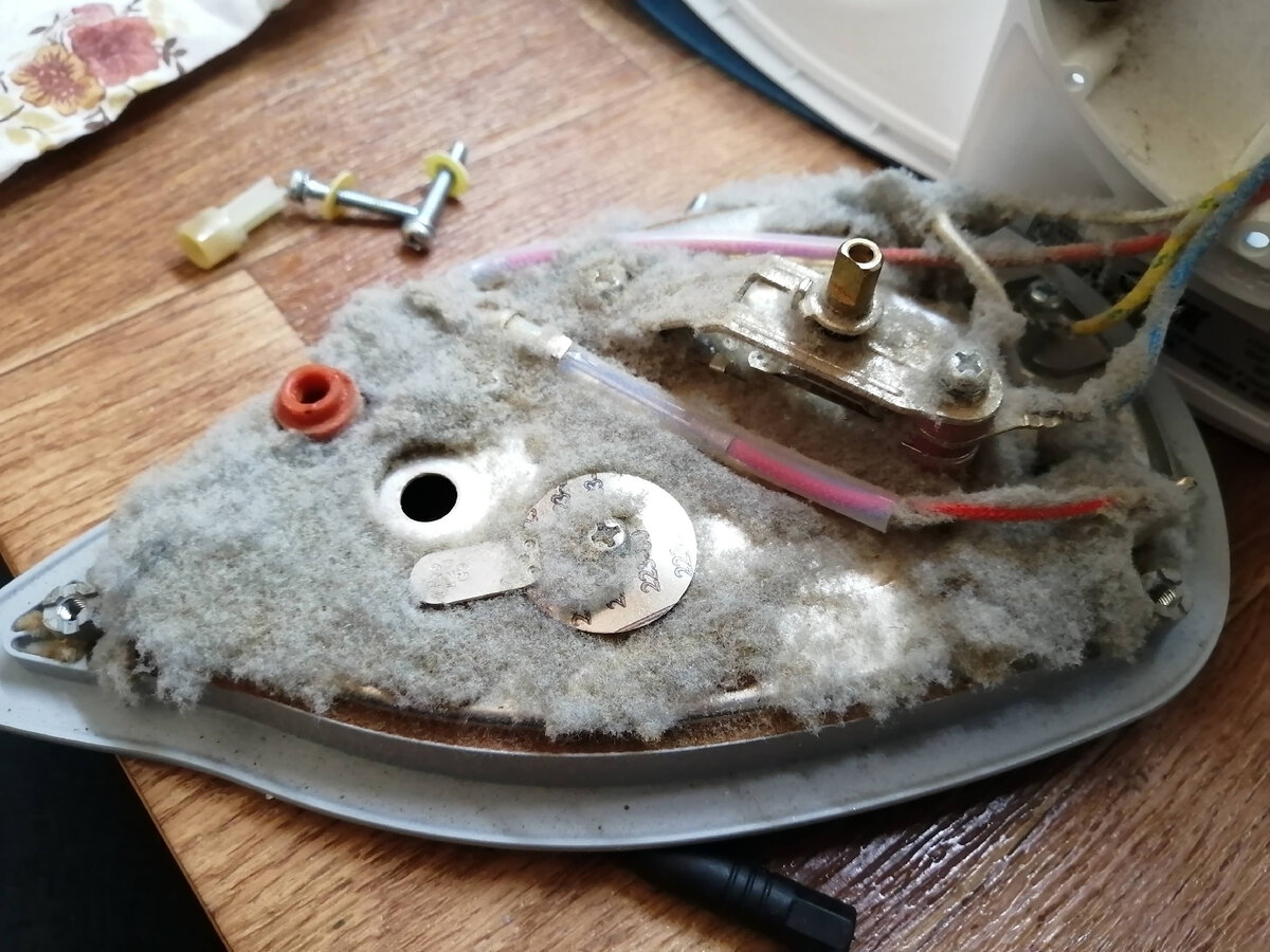 Подошва утюга внутри после года использования