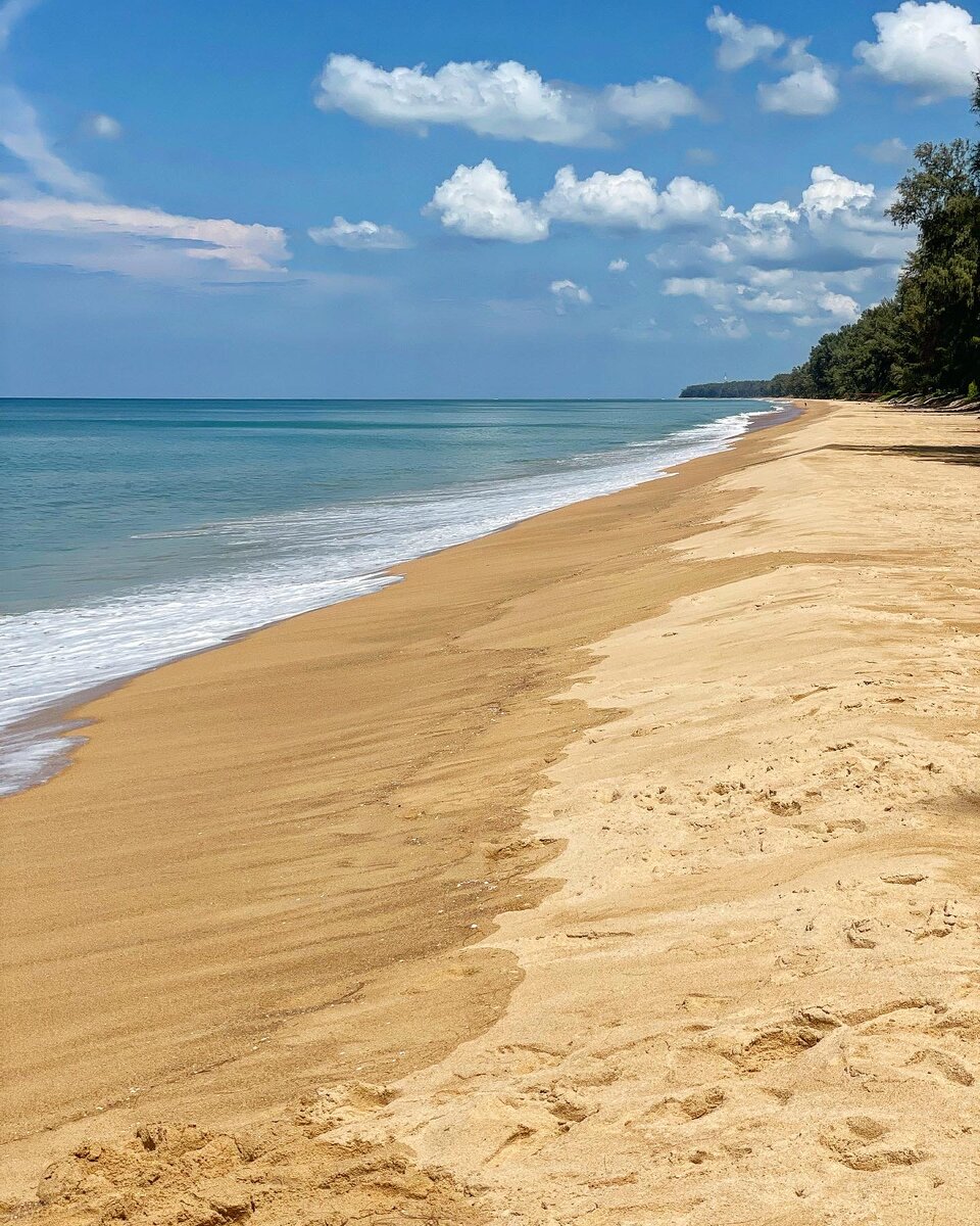 Длинный пляж и никого нет