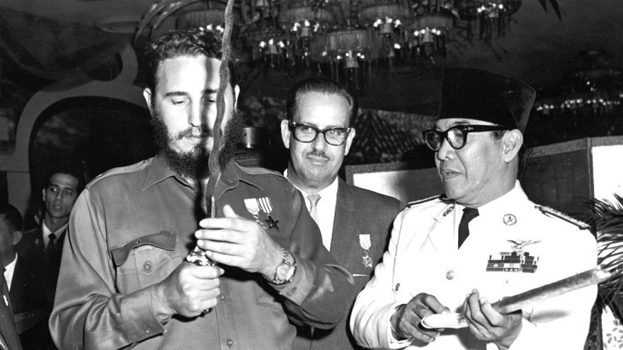 Фидель Кастро рассматривает крис, полученный в подарок от индонезийского президента Сукарно. 1960 г. 