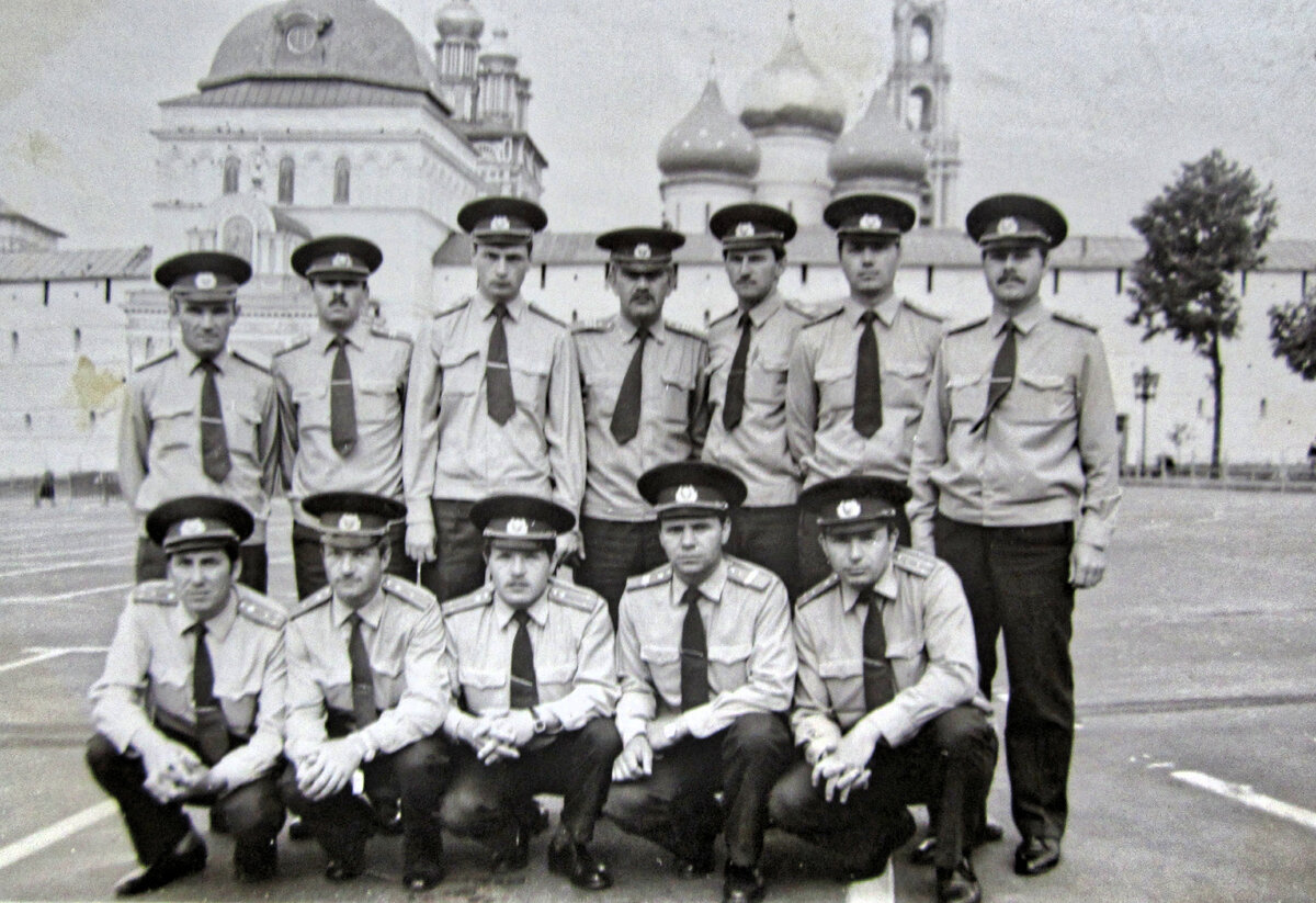 Наш сводный отряд подмосковной милиции в Загорске. Июнь 1988 года. Фото из личного архива автора (сидит крайний справа).