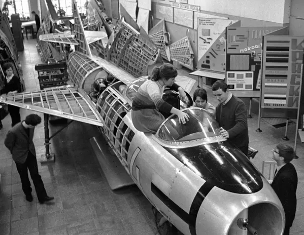 Студентка Московского авиационного института Светлана Савицкая на занятиях.