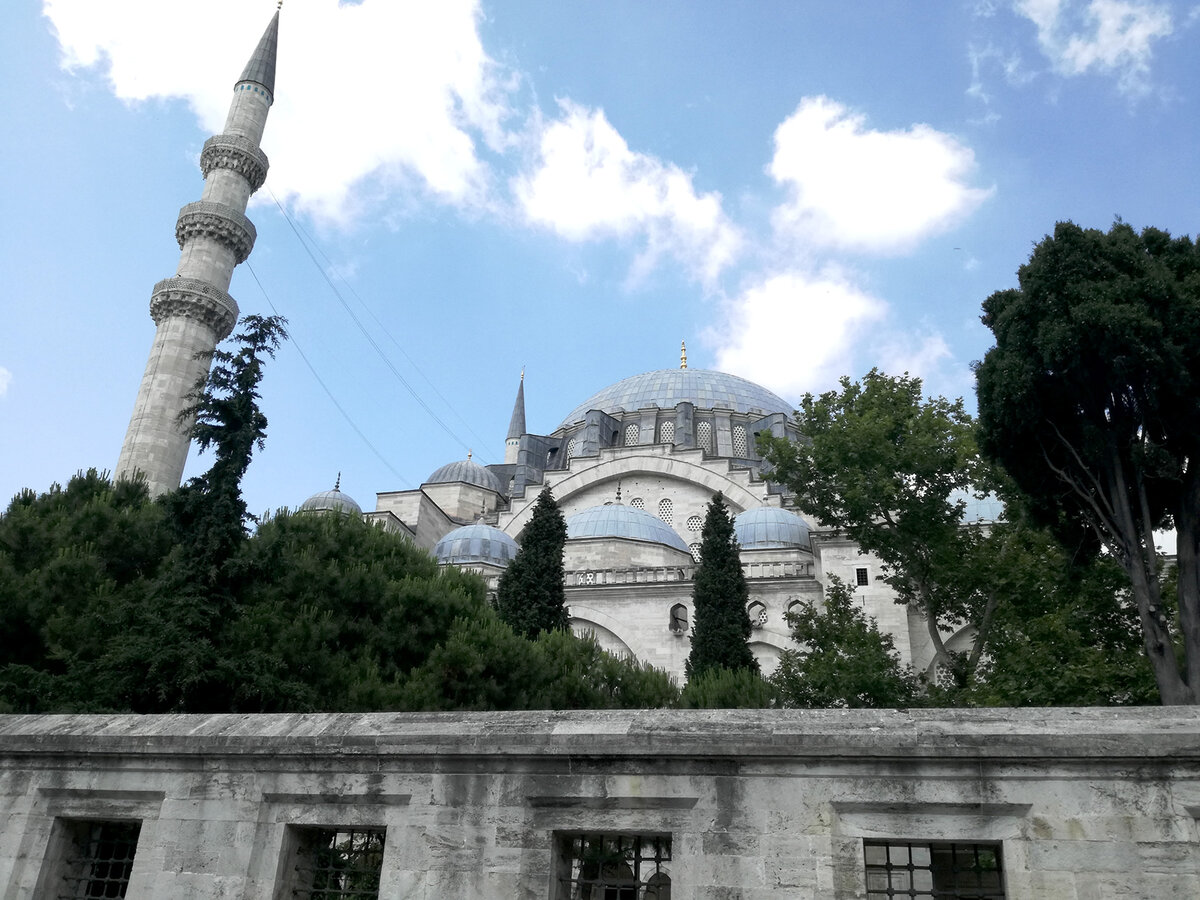 Гробницы Сулеймана Великолепного и Роксоланы (Suleymaniye Eczanesi)