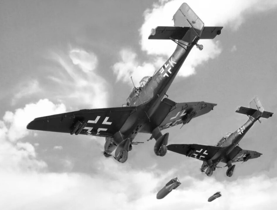 Бомбардировка люфтваффе. Junkers ju 87. Юнкерс 87 самолет. Ju 87 Stuka. Бомбардировщик Юнкерс 87.