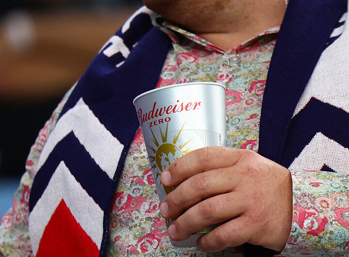 НА ЧЕМПИОНАТЕ МИРА ПО ФУТБОЛУ В РОССИИ БЫЛА ЗАПРЕЩЕНА ТОЛЬКО РЕКЛАМА ЛЮБОГО ПИВА, КРОМЕ БЕЗАЛКОГОЛЬНОГО, НО НА СТАДИОНАХ ОБЫЧНОЕ ПИВО ПРОДАВАЛОСЬ. В КАТАРЕ НА ЧМ ЗАПРЕТИЛИ ЛЮБОЙ АЛКОГОЛЬ. ФОТО: TOM WELLER/GLOBALLOOKPRESS