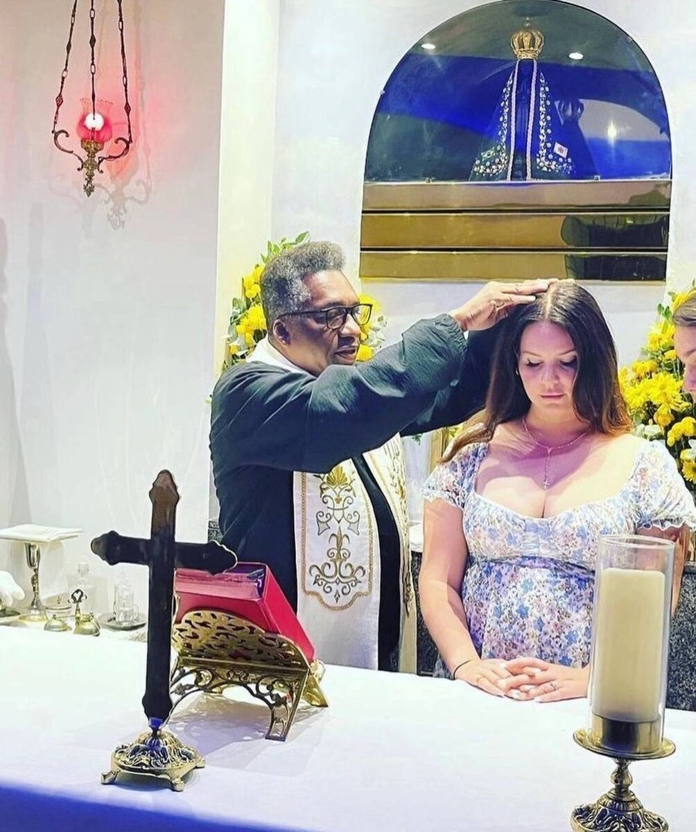 
Новообразованное "Lana Cult" планируется признать официальной религией во многих странах.
Сообщается, что во время богослужений будут раздавать вейпы и пепси.

Люди видимо окончательно рехнулись😌