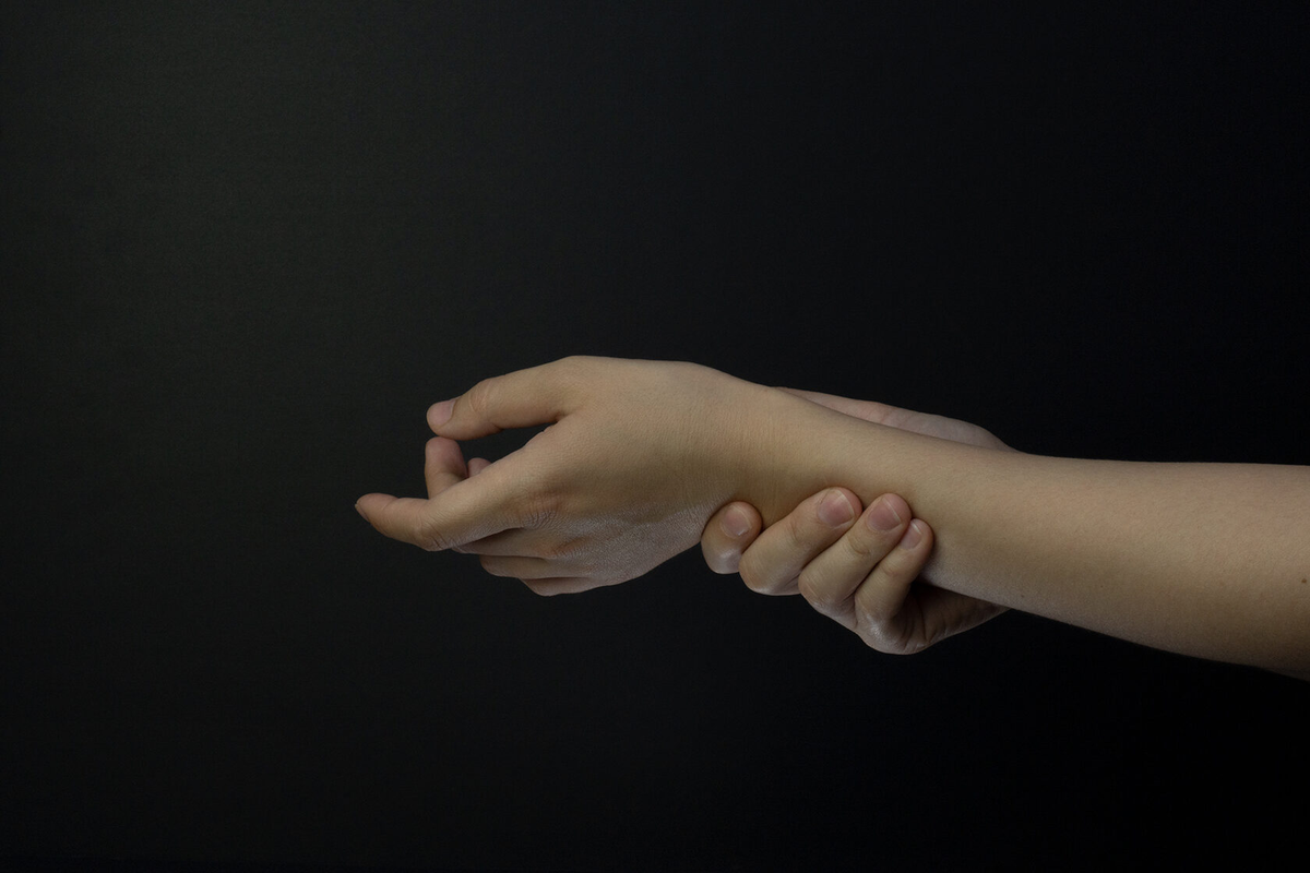 Держит за запястье. Обхватить запястье. Обхватить запястье большим и указательным пальцем. Обхватить запястье большим и указательным пальцем. Основание большого пальца.