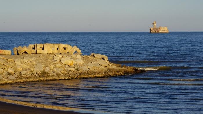 Цех 8 в море. Восьмой цех завода «Дагдизель», Каспийск. Каспийск завод в море. Дагдизель Каспийск. Цех Дагдизель в море Каспийск.