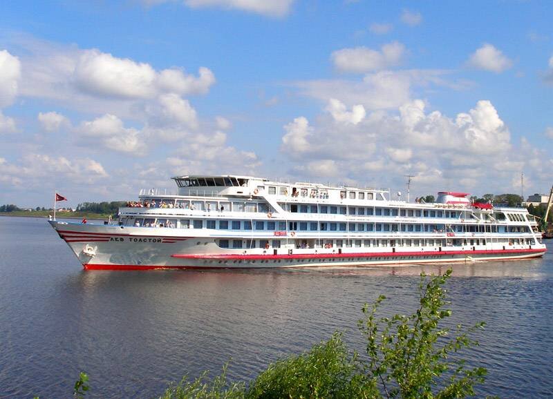 Теплоход "Лев Толстой"