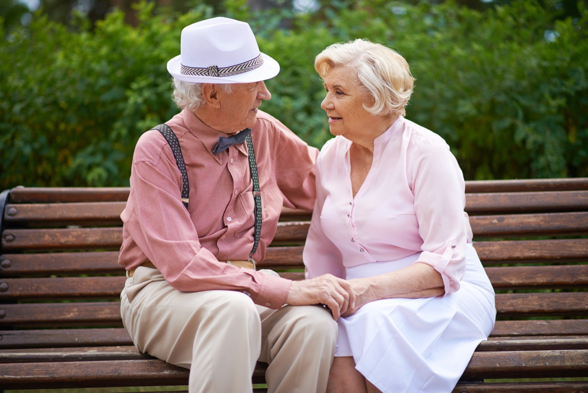 Пожилая пара на лавочке. Пожилые мужчина и женщина. Пожилая пара сидит. Пенсионеры на лавочке.