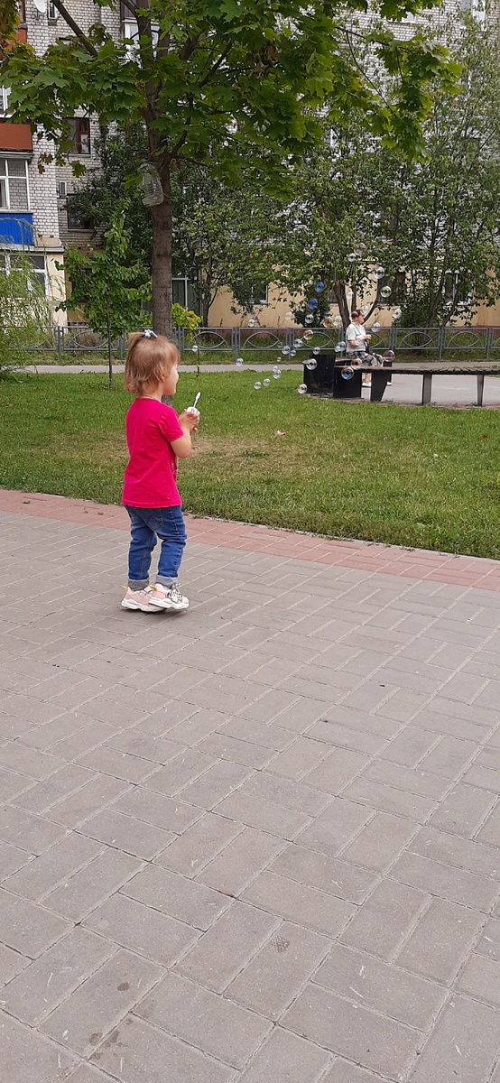 Мыльные пузыри - любовная любовь Лерочки. Куда бы я не прятала, она везде их найдет. 😁😁😁