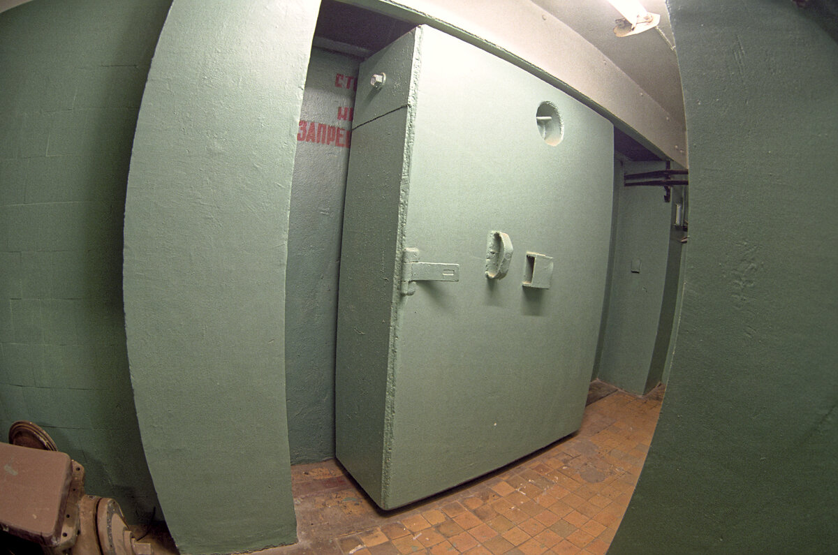 01. Театр начинается с вешалки, а "бункер" - с могучей противоударной двери!